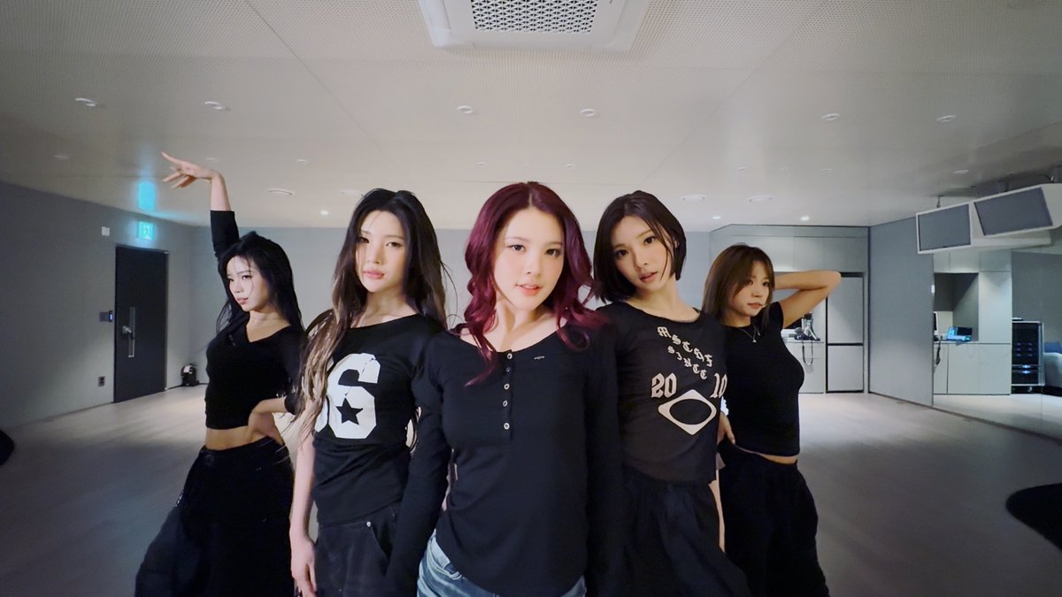 Hearts2Hearts JIWOO&amp;JUUN&amp;A-NA 'Anymotion' (Original Song by Lee Hyo Ri)

youtu.be/JzrdmC7E1q8 

#Hearts2Hearts #하츠투하츠 #H2H
#JIWOO #JUUN #A_NA 
#Anymotion