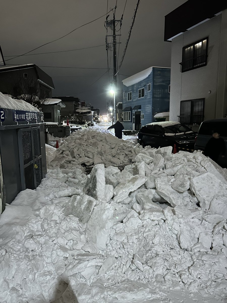 青森の冬の夜

除雪ブルドーザー大活躍

深夜の除雪作業ありがとうございます
(^人^)

#青森の夜
#除雪
#ブルドーザー
#感謝
#あおもり屋
#りんご飴