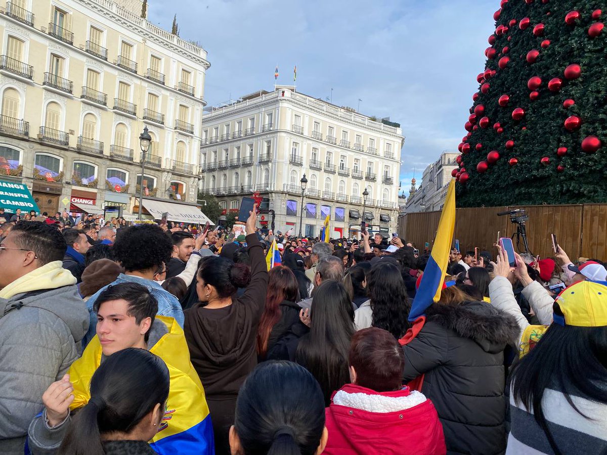 14ymedio's tweet photo. El exilio venezolano se concentra hoy en la Puerta del Sol, en Madrid, con una consigna clara: esperanza, libertad y un cambio democrático para Venezuela. https://t.co/JKTKH2VYf8