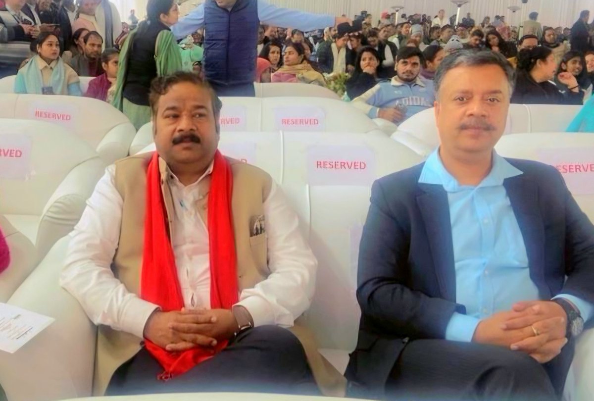 Sharadexp's tweet photo. आज दिल्ली विधानसभा में मेरे लिए अत्यंत गौरव और भावुकता से भरा रहा।
‘भारत रत्न’ श्रद्धेय अटल बिहारी वाजपेयी जी एवं ‘भारत रत्न’ महामना मदन मोहन मालवीय जी के तैलीय चित्रों का अनावरण का प्रत्यक्षदर्शी रहा
@Gupta_vijender
@gupta_rekha 
@narendramodi 
@AmitShah 
@BJP4India 
@BJP4Delhi https://t.co/M6ODxOidZB