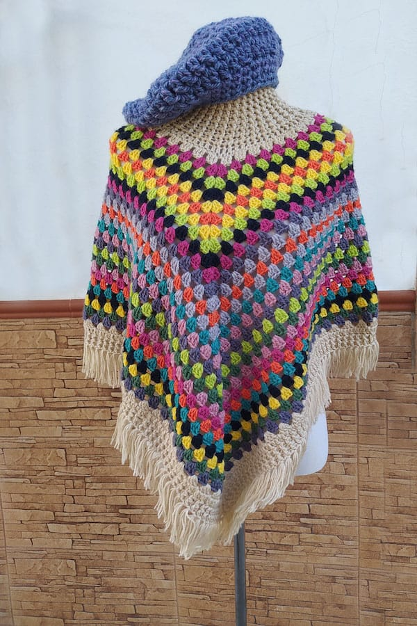 susanantonp's tweet photo. Me acabó de comprar este poncho y me lo voy a poner junto a mi pañuelo palestino como gesto de apollo al pueblo de Venezuela hasta que el fascista Trump libere al presidente legitimo NICOLAS MADURO
#LibertadParaMaduro #YoConMaduro #AyusoDimision https://t.co/U0wgIxz5NW