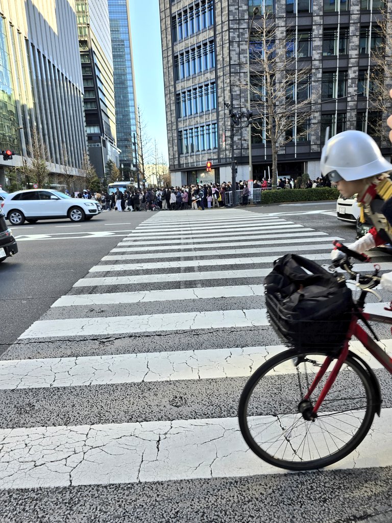 sayakaiurani's tweet image. 駅伝ゴールのビルを俯瞰で撮ろうとしただけなのにシャー大佐映り込んでたのなに