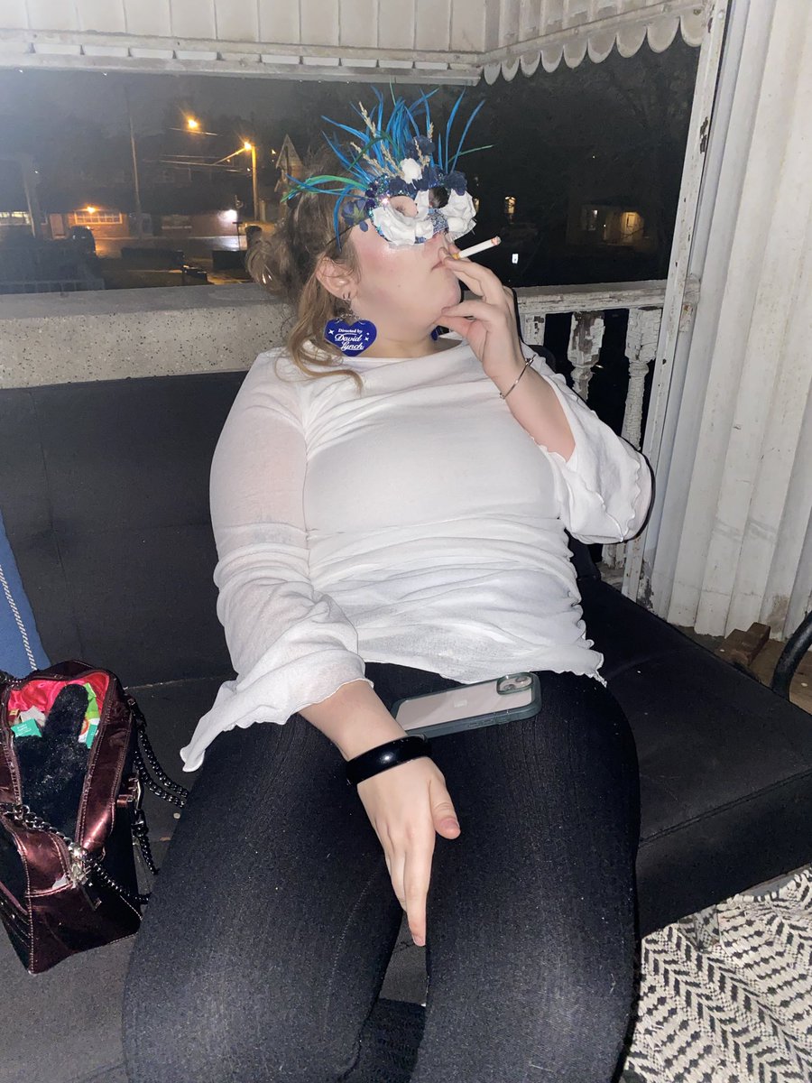 i got a new phone so i can use twt again guys hi, i did the splits at the gay function four times without warming up and regret it but serve