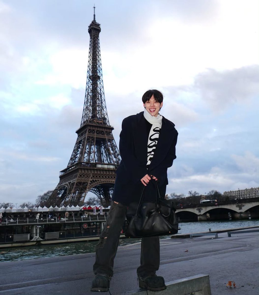 oueijja's tweet image. ᅠᅠᅠᅠ 

The Eiffel Tower carved into the skyline, delicate yet unyielding. Rising like a quiet promise against the Parisian sky. In the stillness, its elegance becomes unmistakable.

ᅠᅠᅠᅠ