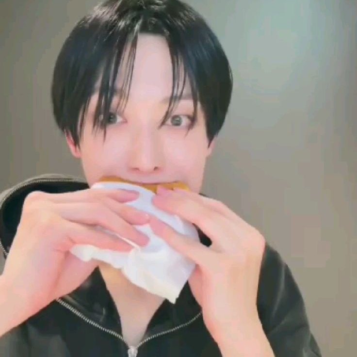 mrurata's tweet image. Isinya pipi, kesukaannya @Lafortezx