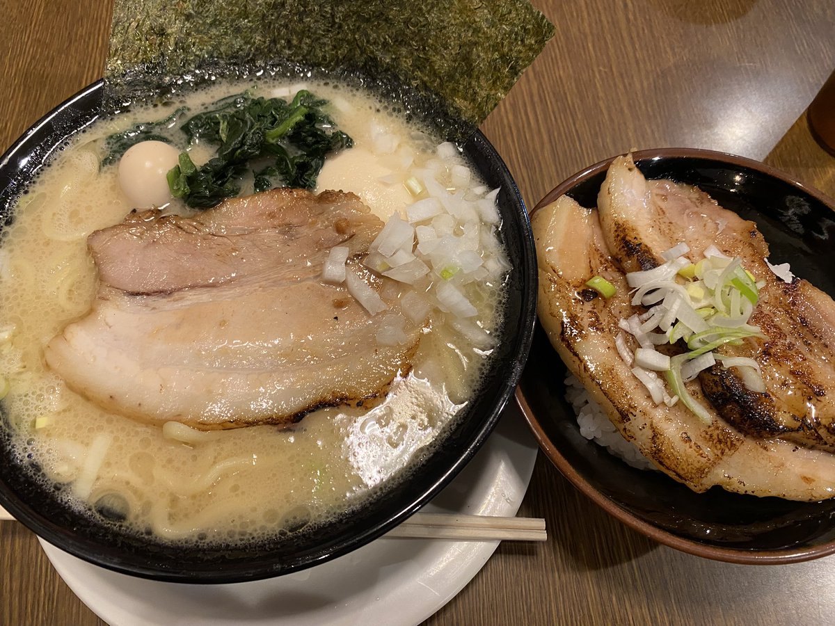 micchi_gunmer's tweet photo. こんばんは🌝
『家系ラーメン暁家（伊勢崎）』に行ってきました🍜お昼時で待ちましたが、やっぱり最高☺️味玉ラーメンと炙りチャー丼✨幸せ〜 https://t.co/1rCfyBD0op