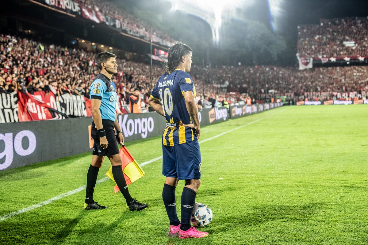 peeiguille's tweet photo. Vino con su corte de pelo desde el pasado incierto. 

Arregló las cosas en Rosario Central y una noche así como vino sin decir nada, se fue.

Respeto eterno a Ignacio Malcorra

Gracias Nacho!💙💛
(Ese muchacho) https://t.co/iZy8JYtXqO