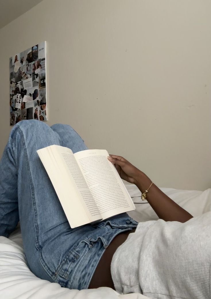 evieereader's tweet image. hiii finally started a #booktwt account and looking for moots!

~I’m evie, 23, she/her
~genre: romance, fantasy, mystery 
~faves: sweet heat, red white and royal blue, the hunger games
~can’t talking about my favorite movies and tv shows 

♡ / ↺  to be moots! (18+)