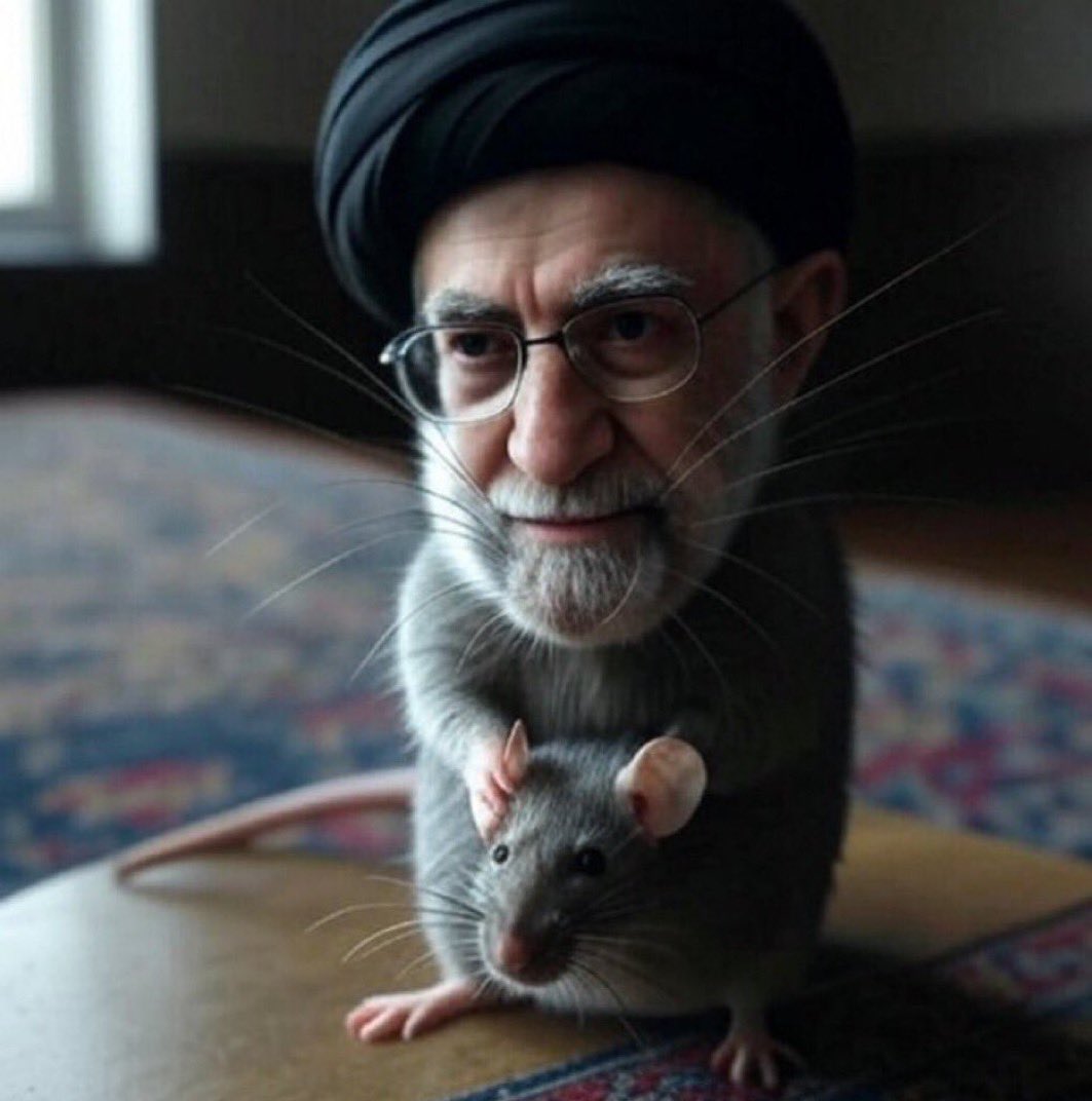 إذا جانت أمريكا عدها قوة قادرة خلال دقائق على اعتقال رئيس دولة مثل مادورو وزوجته..
السؤال هنا : ليش ما سوت هالشيء نفسه مع خامنئي وأعتقلته وهي تعرف مكانه؟