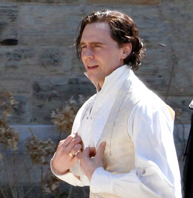MilicaPloca's tweet image. #TomHiddleston on the set of 'Crimson Peak' (2014).  🎬