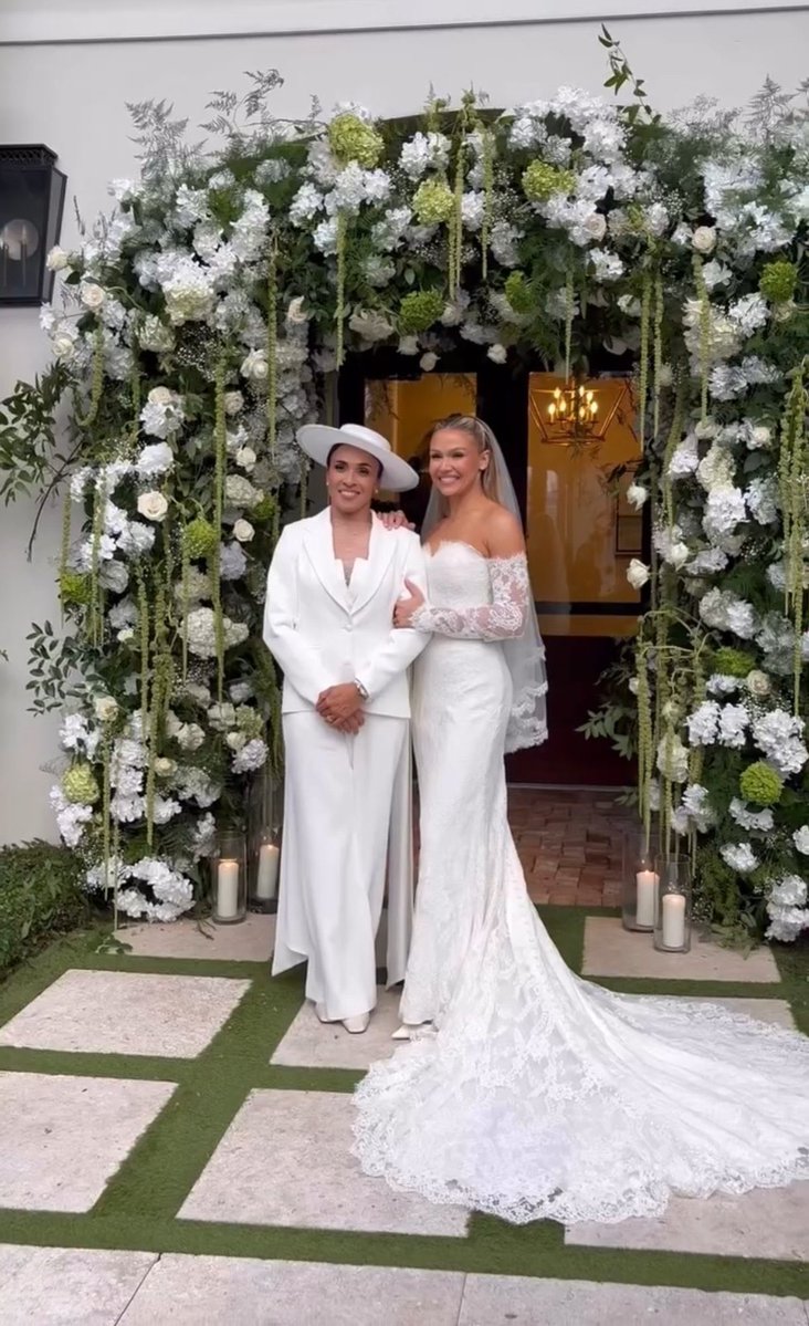 lesbocine's tweet image. A jogadora Marta e sua esposa Carrie estão oficialmente casadas. 🩷