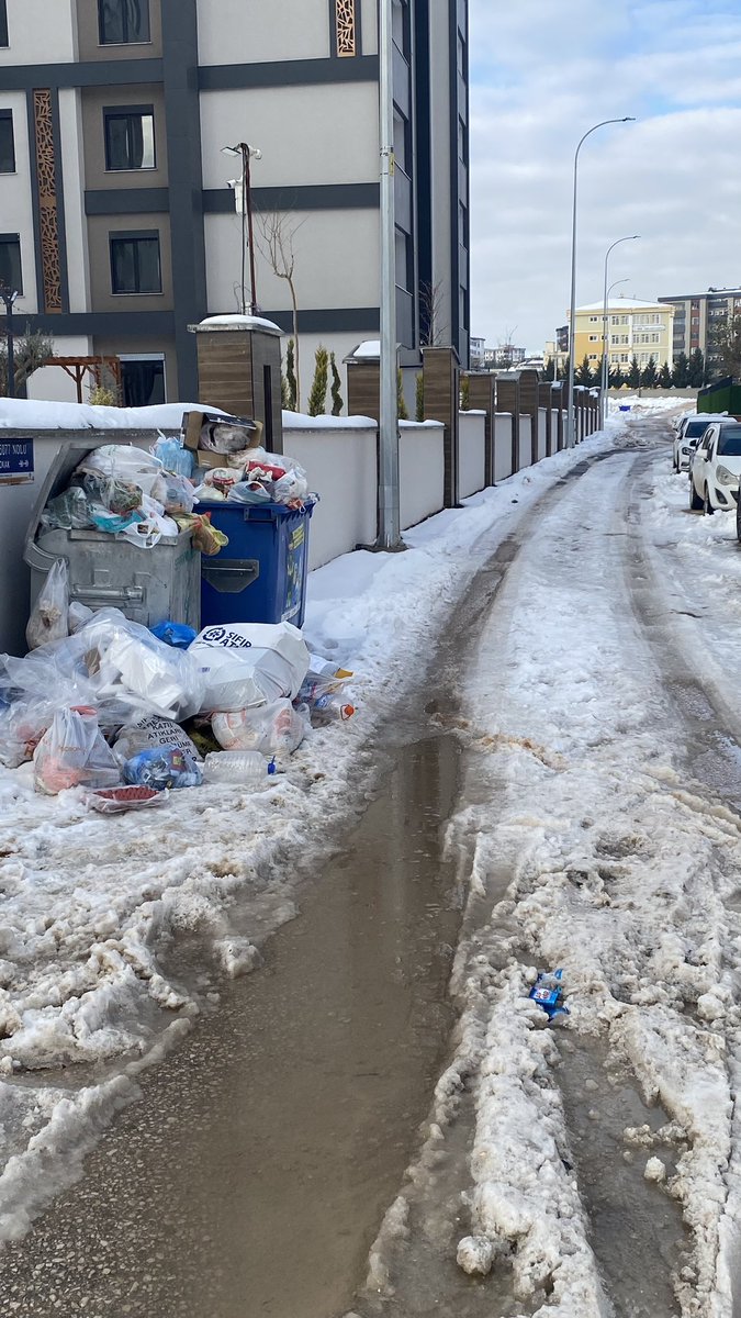 Kardan kapanmayan yol çöpten kapanacak😂😂 <a href="/SehitkamilBel/">Şehitkamil Belediyesi🇹🇷</a>