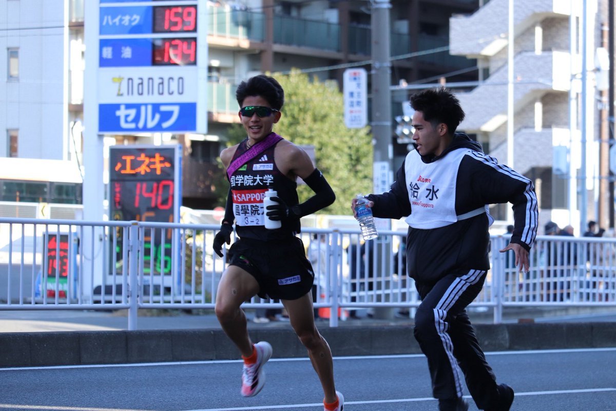 kj__0708's tweet photo. 第102回 箱根駅伝

最後の箱根駅伝は走ることはできなかったけど、この2人と共に少しでも並走できたことが何よりも嬉しかった！

りゅうとに給水渡すときは我慢できずに泣いちゃいましたが、ごうきのときは涙を堪えて力強く背中を押すことができました。

4年間苦しい事だらけだったけど楽しかった！！ https://t.co/Sy1nSVwstG