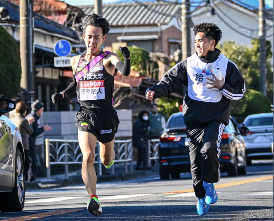 kj__0708's tweet photo. 第102回 箱根駅伝

最後の箱根駅伝は走ることはできなかったけど、この2人と共に少しでも並走できたことが何よりも嬉しかった！

りゅうとに給水渡すときは我慢できずに泣いちゃいましたが、ごうきのときは涙を堪えて力強く背中を押すことができました。

4年間苦しい事だらけだったけど楽しかった！！ https://t.co/Sy1nSVwstG