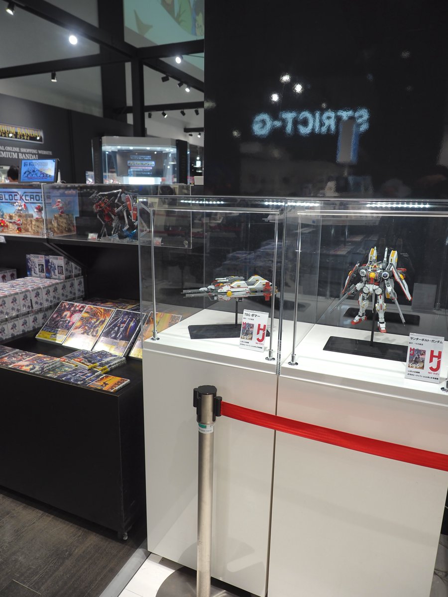 yoshi115t's tweet image. ガンダムベース東京の一角に
『機動戦士ガンダム サンダーボルト』コーナーが作られていました。
書籍はもちろんのことホビージャパンに掲載された竹内陽亮さんによる作例2点
⚫︎サンダーボルト・ガンダム
⚫︎TBGボマー
も展示されていました（詳細は別ツイートにて）