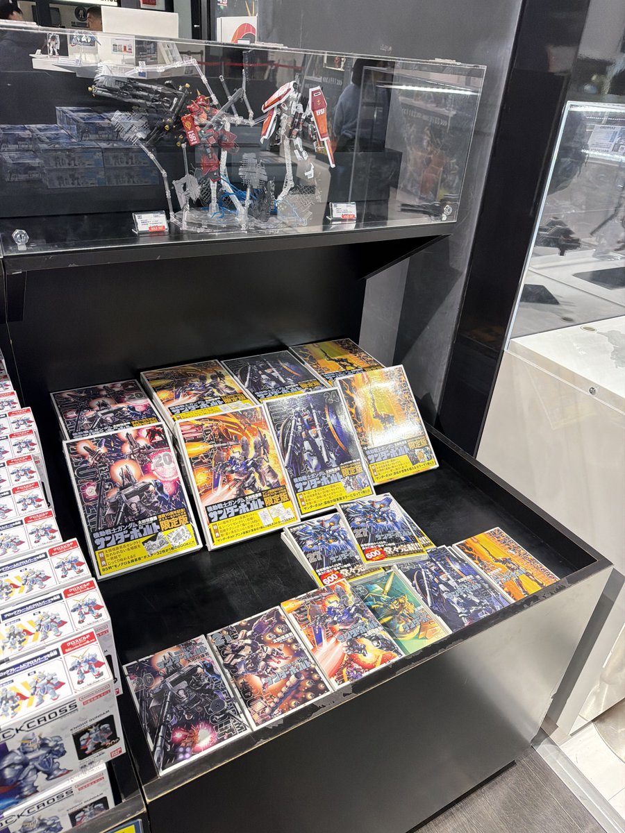 yoshi115t's tweet image. ガンダムベース東京の一角に
『機動戦士ガンダム サンダーボルト』コーナーが作られていました。
書籍はもちろんのことホビージャパンに掲載された竹内陽亮さんによる作例2点
⚫︎サンダーボルト・ガンダム
⚫︎TBGボマー
も展示されていました（詳細は別ツイートにて）