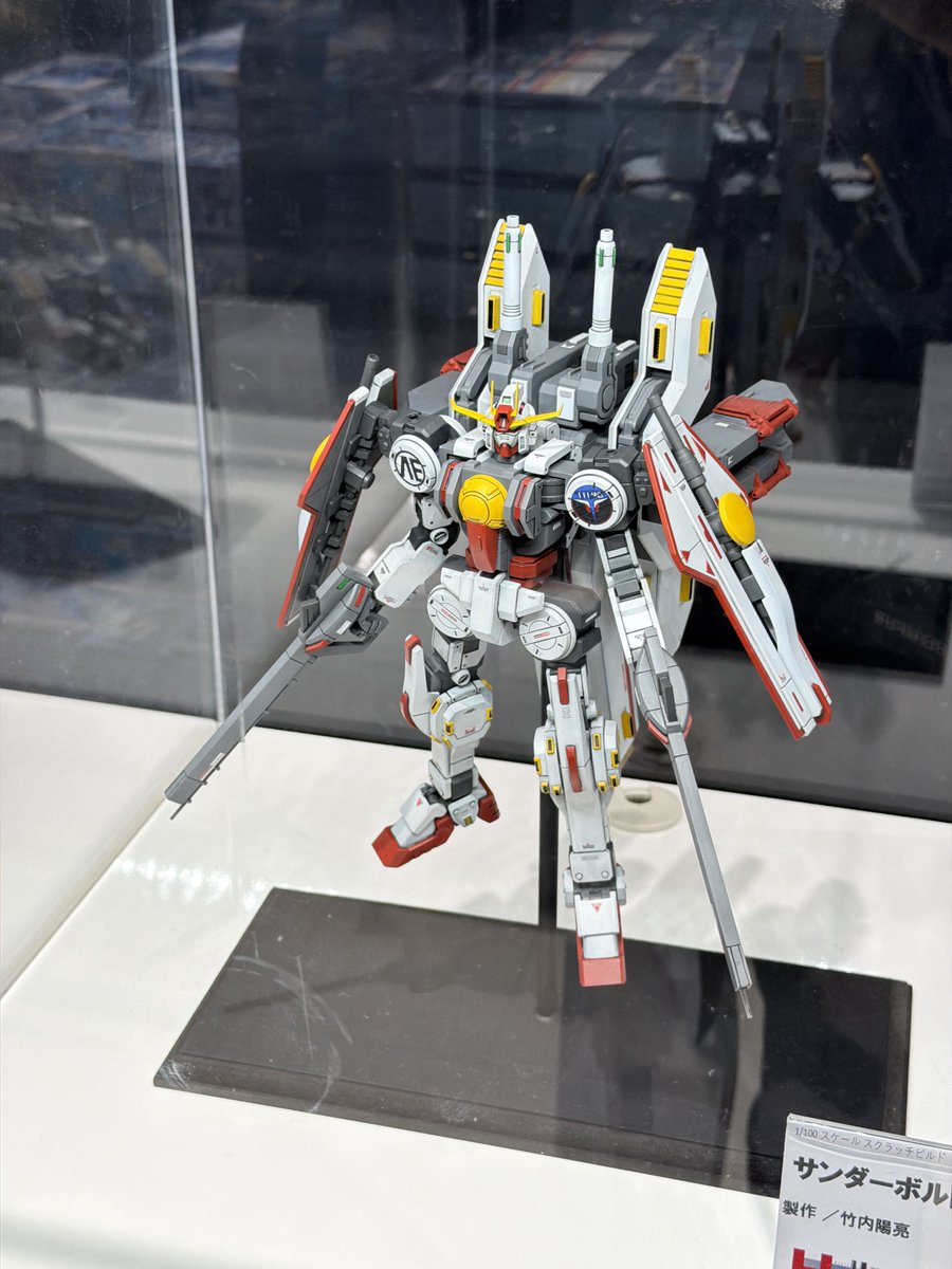 yoshi115t's tweet image. ガンダムベース東京の一角に
『機動戦士ガンダム サンダーボルト』コーナーが作られていました。
書籍はもちろんのことホビージャパンに掲載された竹内陽亮さんによる作例2点
⚫︎サンダーボルト・ガンダム
⚫︎TBGボマー
も展示されていました（詳細は別ツイートにて）