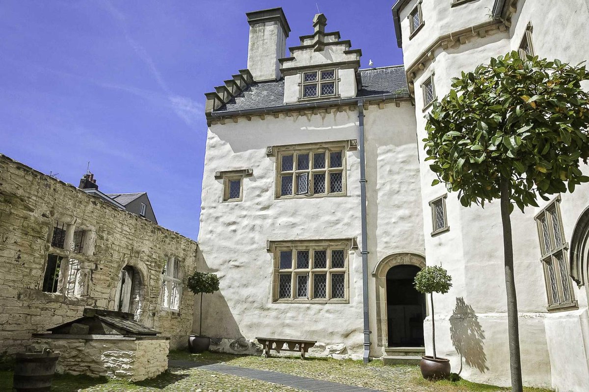 Plas Mawr - historic Elizabethan townhouse in Conwy, a short bus hop from our Hostel.

- Rare example of well-preserved Elizabethan merchant house built 1576-1585.
- Ornamental plaster ceilings and coats of arms, showcasing wealth and status.

A hidden jewel.