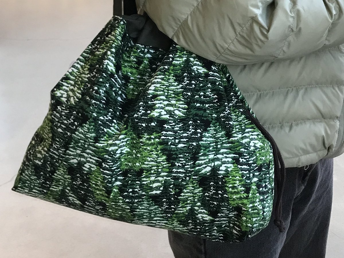 안녕하세요! 새해 맞이 제가 만든 플젝백을 나눔합니다... ദ്ദി ’֊‘ ) 사이즈는 총 두 가지이며 (작은 것, 큰 것) 원단은 사진 속 원단이 아닌 제가 가지고 있는 원단 중 랜덤입니다 ~~! 알티 추천 두 분께 드릴 예정이며 기간을 길게 잡아 설 연휴에 추첨하겠습니다! 🫂🤍