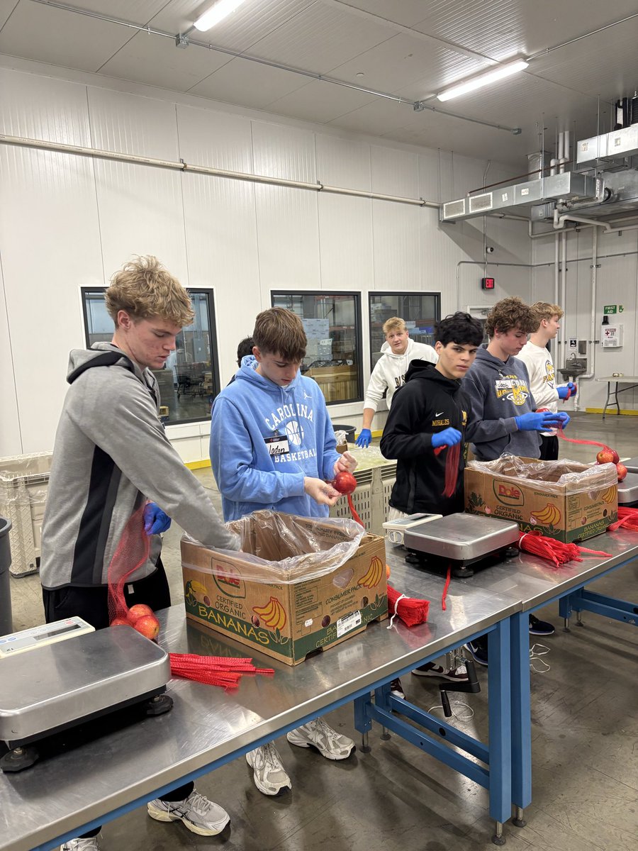 102kobe's tweet image. Proud of our TEAM for lending a hand at the @PghFoodBank yesterday. We are grateful for the chance to give back and support our community!