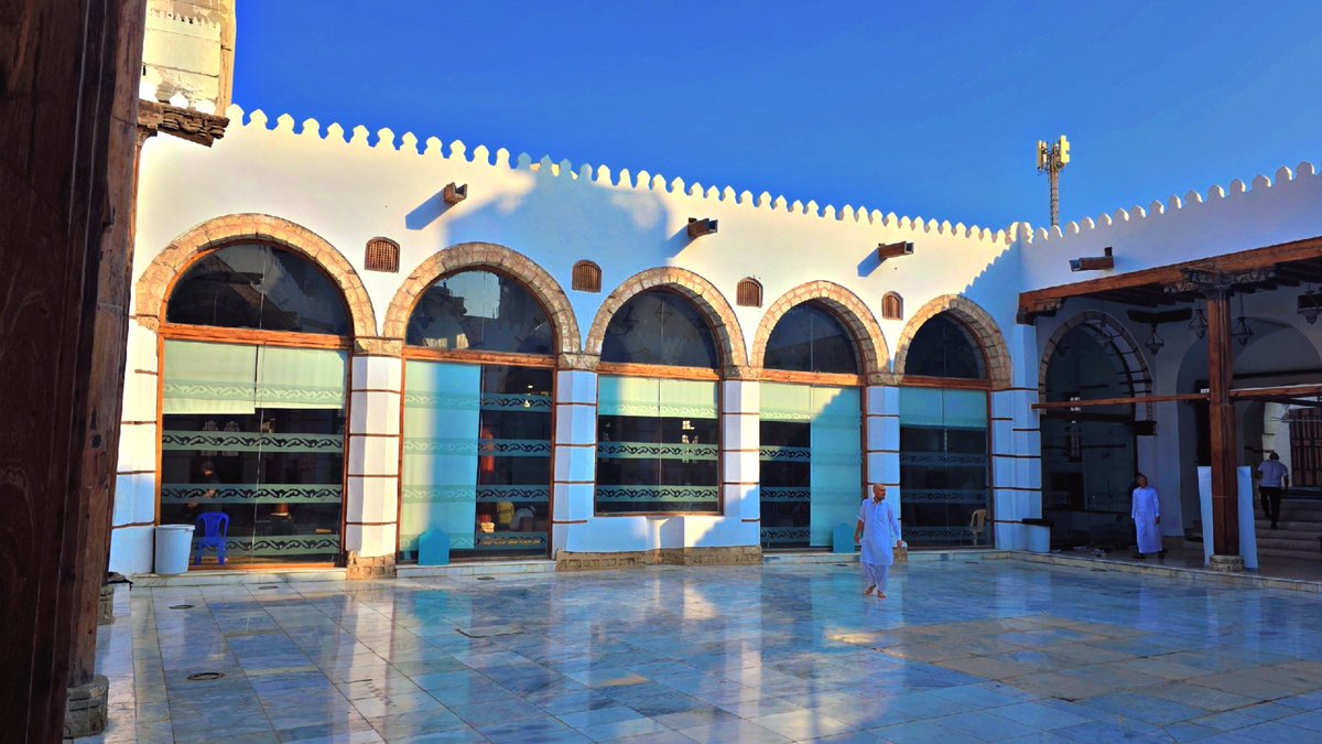 JalalQazi's tweet photo. It's awe-inspiring to stand where centuries of worshippers have prayed. Al-Shafi'i Mosque is a true historical gem of Old Jeddah, a stunning piece of traditional Hijazi architecture. Glad I got to capture its beauty! #AlShafiiMosque #JeddahHistory #AlBalad https://t.co/jd7fQ9UMmp