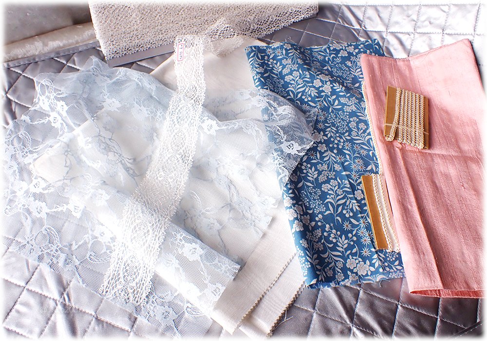 2024年製作の16少女用ロココドレス「ローブ・ド・マリエ・ア・ラ・レーヌ」にお付けしましたルイヒールパンプス用の '靴箱' をオーダーいただきました。
レース・モアレタフタ・コットン・シルクシャンタン等を取り混ぜた #カルトナージュ でお作りして参ります。
#Rococo