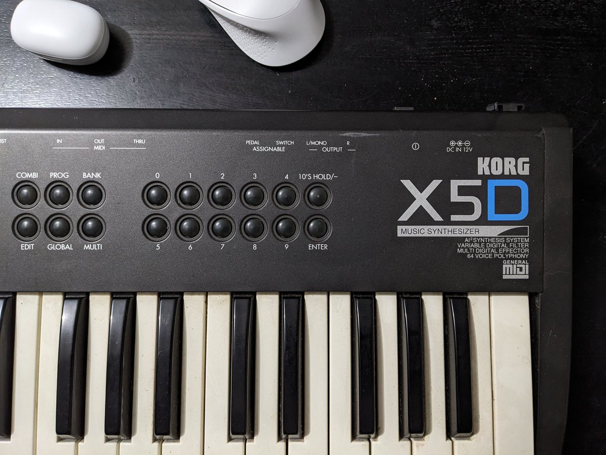 ずっと以前に中古で買ったKORG X5D 電源が入らなくなって放置したまま
