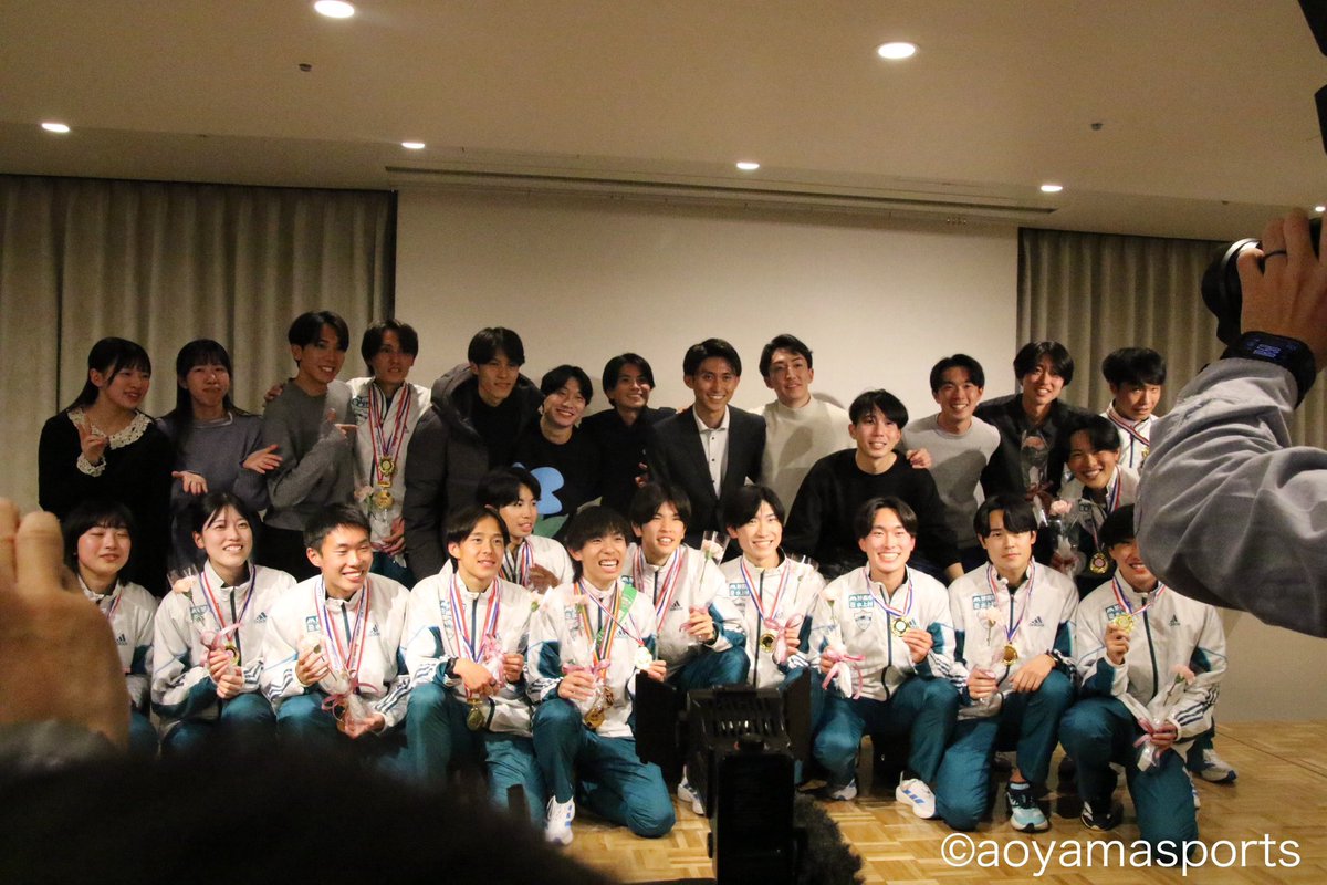 aosupo_rikujyo's tweet photo. 第102回 #箱根駅伝
保護者向け優勝報告会

誰もが認める黄金の #あいたいね世代 の先輩から、最強で最恐なレース展開を見せた #輝け世代 へ。
笑顔あふれる再会となりました💐✨

#青学 #青学駅伝 #青学陸上 #輝け大作戦 #王者の挑戦 #あいたいね大作戦 https://t.co/xTj9SYMhqO
