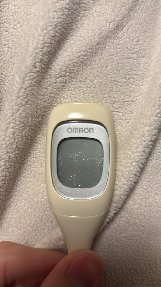 1月1日からまあまあの熱が出てまして、夜中に体温を測ったあと体温計が無くなっておりました。本当にどこを探しても見つからず困ってましていましたが、
たった今洗濯したパジャマのポケットから出てきました。
この2日間自分の体温が気になってしょうがなかったよ🌡
濡れてるのは内側だから拭けない