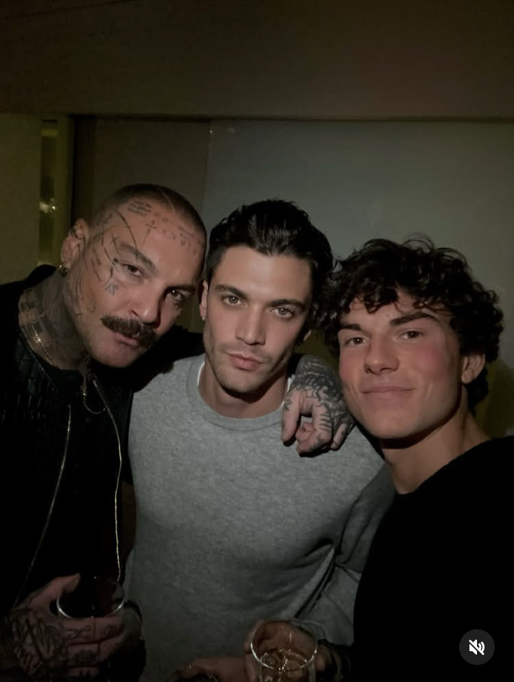 transformers356's tweet image. Dopo il messaggio di Anita mi sembrava giusto ringraziare per sempre questa settimana insieme perché ci ha dato tutto: Jonny completamente integrato nel mondo di ninni,la fuga a Jesolo,la fine e l’inizio dell’anno nuovo insieme per finire con LA cena a 4❤️ #jonita