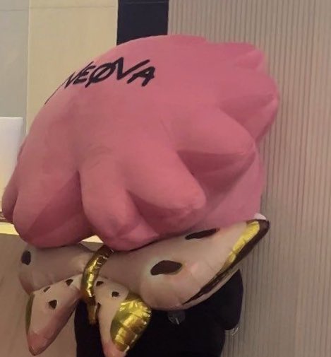 w0ngayvee's tweet image. can't speak rn im eating neona