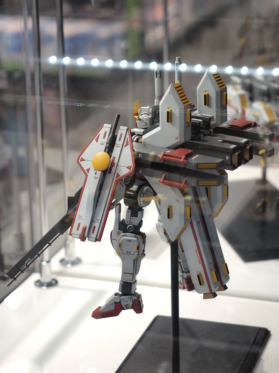 yoshi115t's tweet image. ガンダムベース東京にて展示
ホビージャパン掲載作例
『サンダーボルト・ガンダム』
竹内陽亮さんによる作例

あの複雑な形状が、一部の隙もなく立体化されています。凄い。。。360度ありとあらゆる角度から見てみたい。
変形後の作例も並んで展示されています（続く
#機動戦士ガンダムサンダーボルト