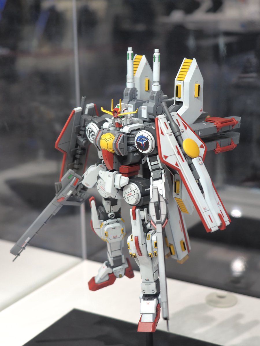 yoshi115t's tweet image. ガンダムベース東京にて展示
ホビージャパン掲載作例
『サンダーボルト・ガンダム』
竹内陽亮さんによる作例

あの複雑な形状が、一部の隙もなく立体化されています。凄い。。。360度ありとあらゆる角度から見てみたい。
変形後の作例も並んで展示されています（続く
#機動戦士ガンダムサンダーボルト