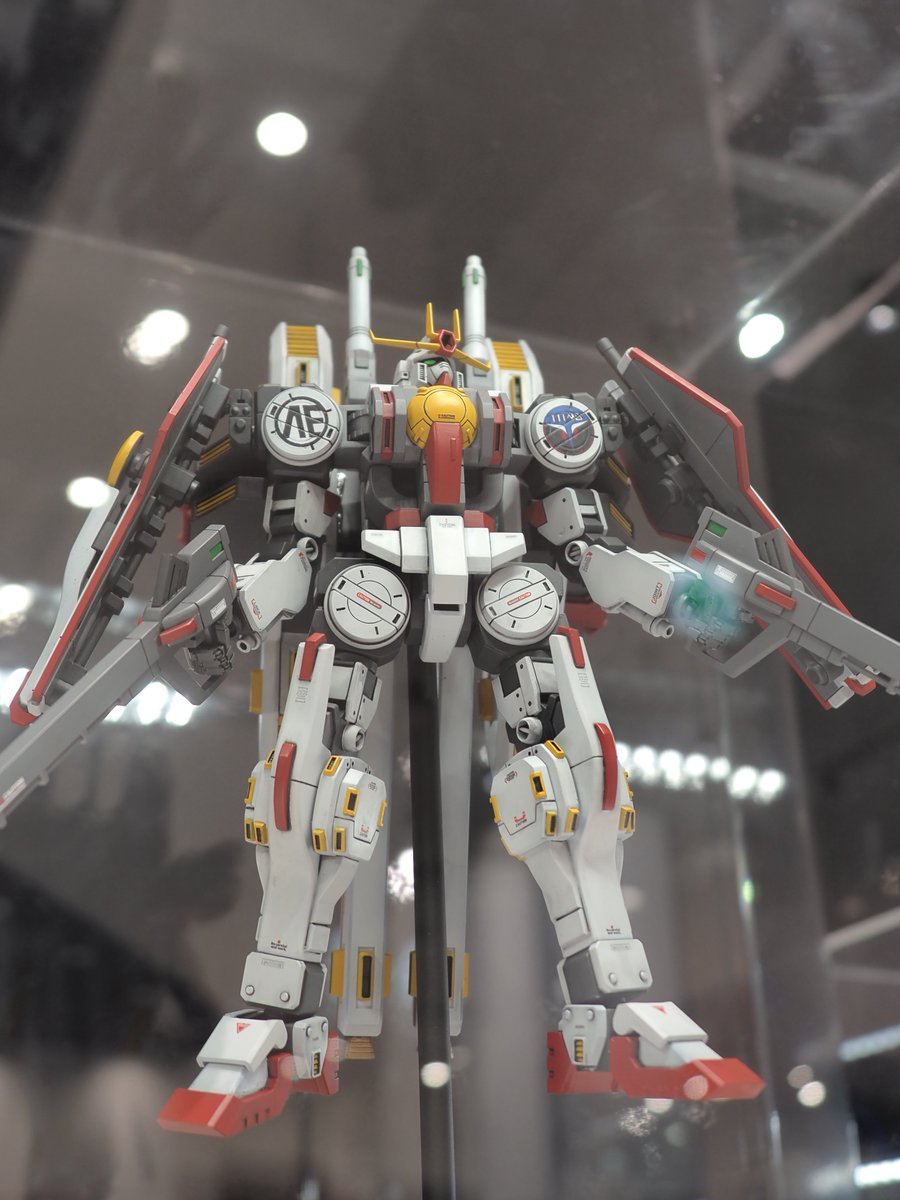 yoshi115t's tweet image. ガンダムベース東京にて展示
ホビージャパン掲載作例
『サンダーボルト・ガンダム』
竹内陽亮さんによる作例

あの複雑な形状が、一部の隙もなく立体化されています。凄い。。。360度ありとあらゆる角度から見てみたい。
変形後の作例も並んで展示されています（続く
#機動戦士ガンダムサンダーボルト