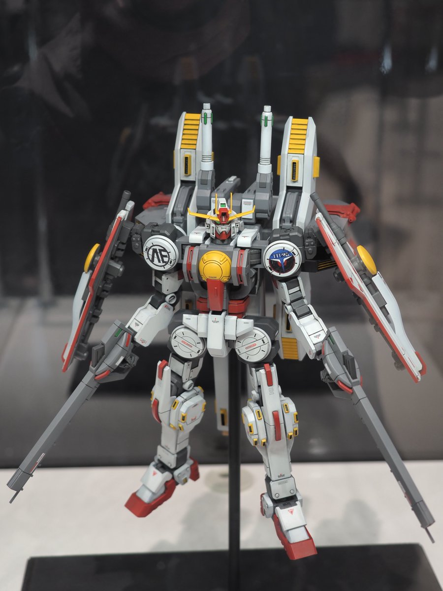 yoshi115t's tweet image. ガンダムベース東京にて展示
ホビージャパン掲載作例
『サンダーボルト・ガンダム』
竹内陽亮さんによる作例

あの複雑な形状が、一部の隙もなく立体化されています。凄い。。。360度ありとあらゆる角度から見てみたい。
変形後の作例も並んで展示されています（続く
#機動戦士ガンダムサンダーボルト