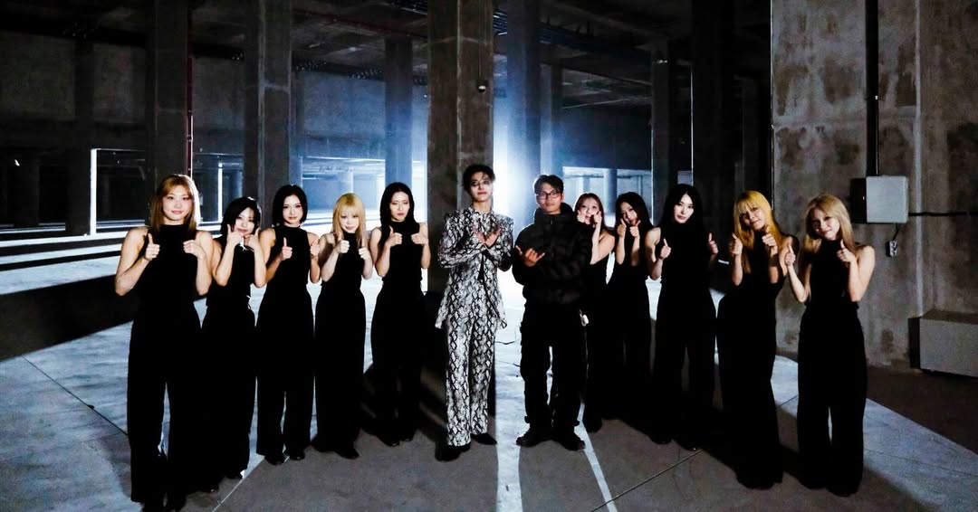 ATEEZUD's tweet image. [📷] Song Haeun (one of 'Skin' Special Dancers) with SEONGHWA 

#ATEEZ #에이티즈 #SEONGHWA @ATEEZofficial