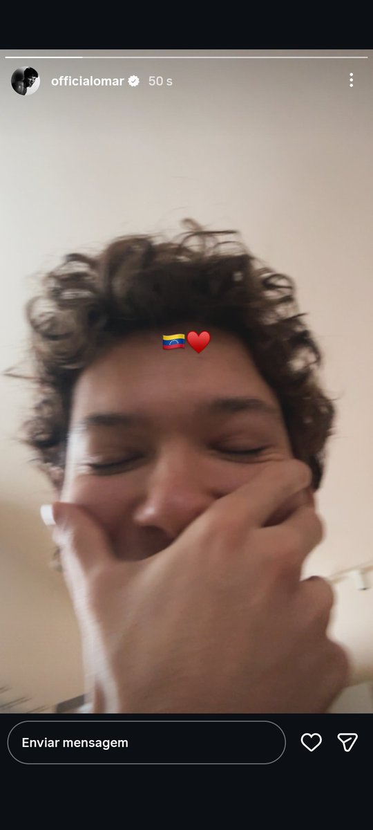 allanas__'s tweet image. sinceramente? eu desisto. não consigo admirar ou ser fã de alguém que literalmente sorri depois de ver o próprio país sendo bombardeado pelos eua. desisti do omar