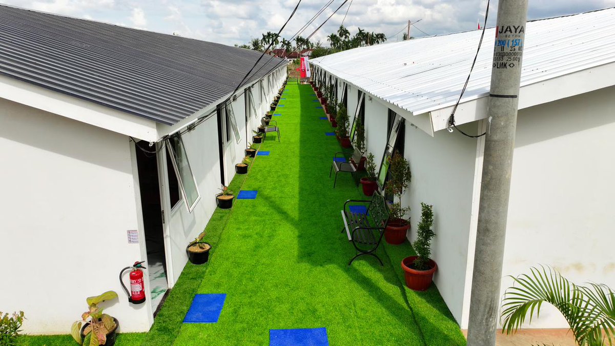 Untuk memastikan realisasi  Pembangunan rumah hunian , <a href="/prabowo/">Prabowo Subianto</a> mengecek langsung 600 unit pertama dari 15.000 di Aceh Tamiang, Kamis 1 Januari 2026
<a href="/YandriSusanto/">Yandri Susanto</a>
<a href="/ArizaPatria/">Ariza Patria</a>
#NegaraHadir
#RumahHunian
#KemendesaPDT
#LangkahKongkritPemerintahTanganiBencana