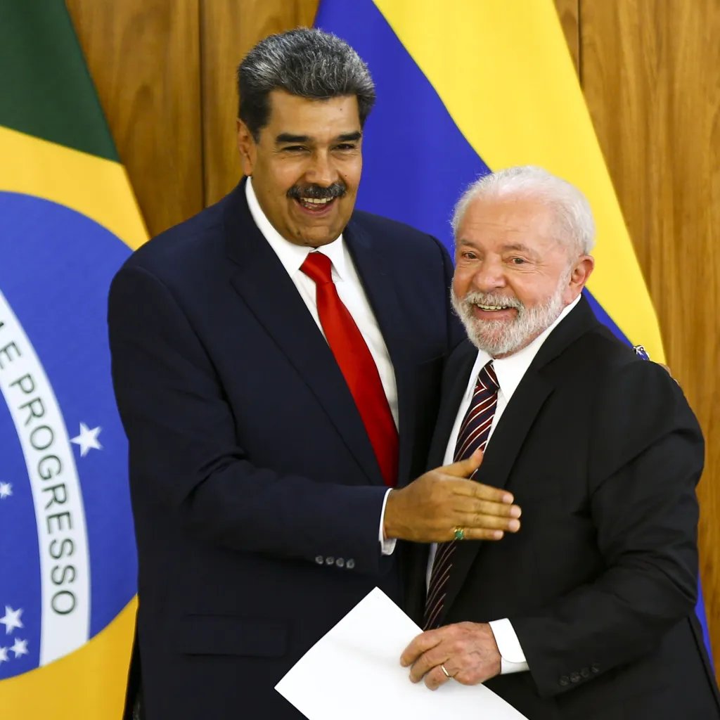 HumorQueCola's tweet image. Presidente Lula CONDENA os bombardeios feitos pelos Estados Unidos a Venezuela:

"Os bombardeios em território venezuelano e a captura do seu presidente ultrapassam uma linha inaceitável. Esses atos e mais um precedente extremamente perigoso para toda a comunidade internacional."
