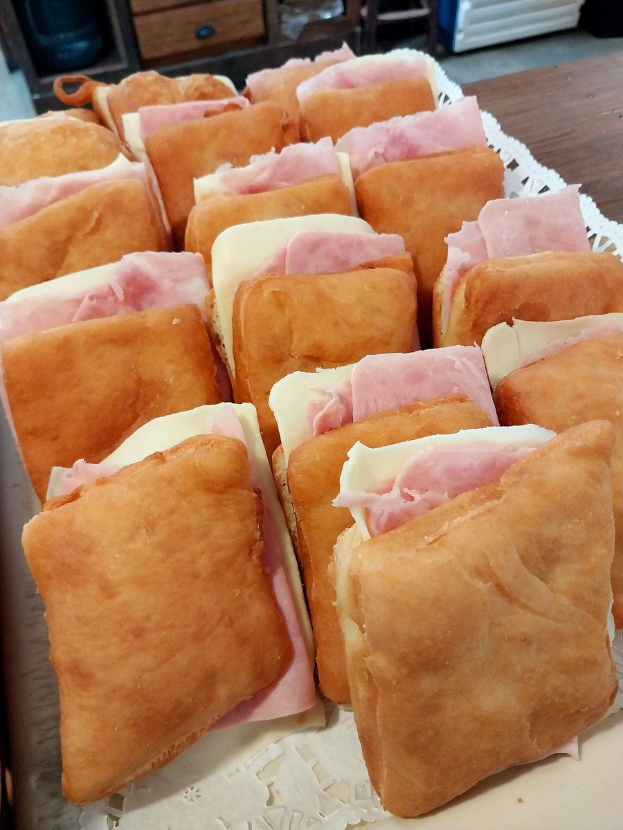 El paraíso de los viajeros. Parador La Leona, ruta 40 en el sur se Santa Cruz. Sus tortas fritas rellenas hechas en una cocina a leña de un siglo son míticas. Patagonia pura.

Vía <a href="/LANACION/">LA NACION</a> Edita <a href="/Fermassa7/">Fernando Massa</a> 

lanacion.com.ar/sociedad/el-pa…