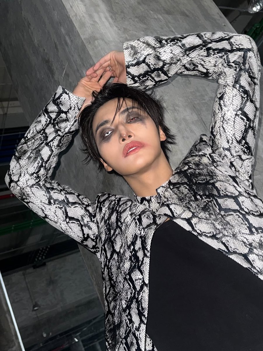 ATEEZUD's tweet image. [📷] 260603 IG: SEONGHWA

"쾌락과 파멸이 공존하는 감정의 결을 따라"

instagram.com/p/DTDNqv6CQaT/…
#ATEEZ #에이티즈 #SEONGHWA @ATEEZofficial