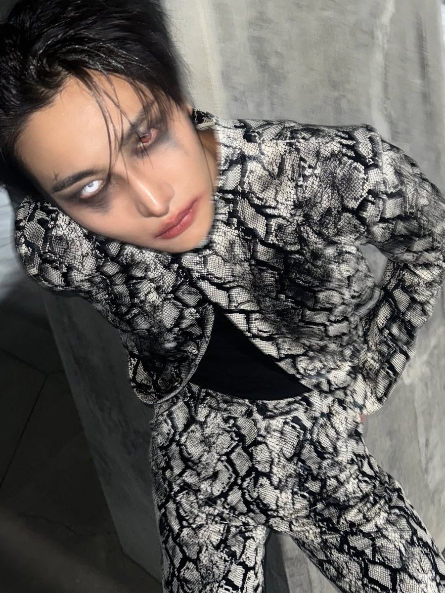 ATEEZUD's tweet image. [📷] 260603 IG: SEONGHWA

"쾌락과 파멸이 공존하는 감정의 결을 따라"

instagram.com/p/DTDNqv6CQaT/…
#ATEEZ #에이티즈 #SEONGHWA @ATEEZofficial