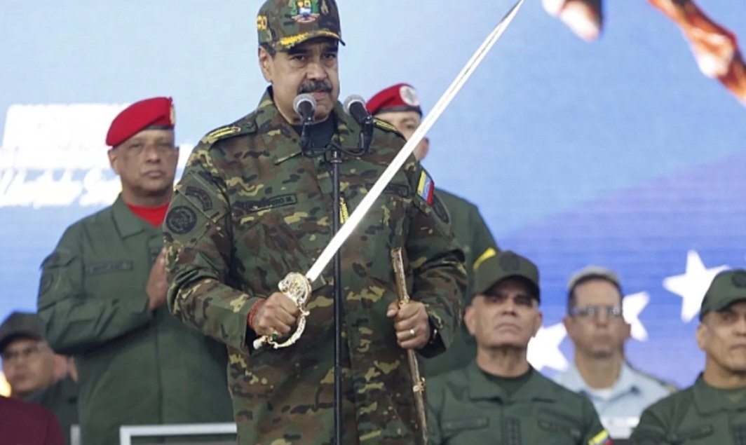 Ahmethozn's tweet photo. Maduro 1-2 ay önce atıp tutuyordu herşeye hazırlıklıyız karşılık vereceğiz falan diye. ABD özel kuvvetleri evinden paketlemişler. Açlığa ve sefalete sürüklediği kendi halkına yaptığı zulümler eninde sonunda götürecekti zaten. Ülkemizdeki Maduro destekçileri ise mosmor oldu.. https://t.co/gTFyhR3ERY