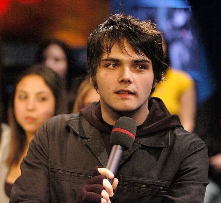 U guys see that too... charlie heaton and gerard way lowkey look alike everytime i make one of these posts i feel insane