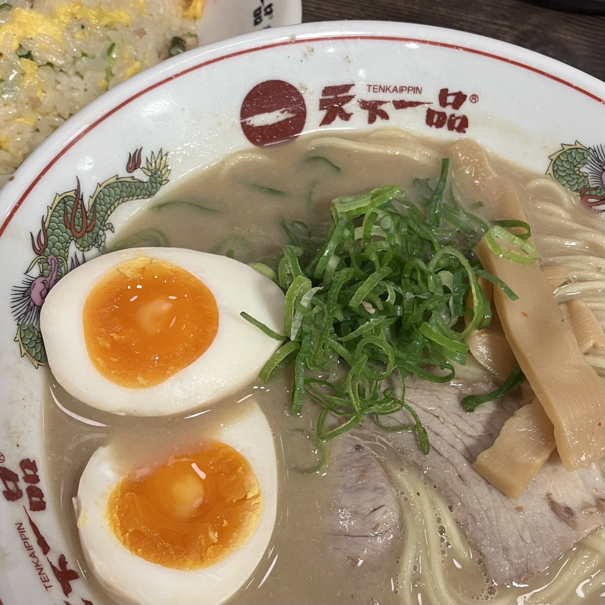 MOD_TEXAS's tweet photo. 麺初め2026は天下一品。となりのテーブルの小学生が『とんこつでも���油でも塩でもなくて美味いんだよな〜』といいながらこっそりMAX食ってて神だった🍜 https://t.co/z9ZXvTvr6h
