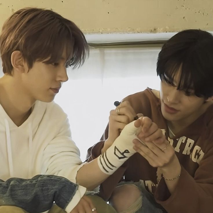 akvsh_'s tweet image. Every time I look after you, I’m reminded how lucky I am to love you, my Kiyo.