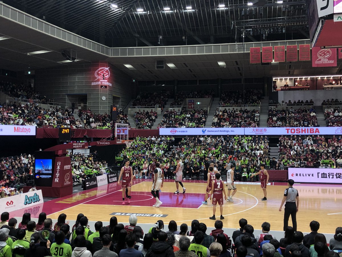 ikebacci's tweet image. バスケ素人が感想を述べると…富永啓生は特別な能力を持っていた。不思議なリーチでボールは宙空に弧を描き、ゴールに正対しなくても感覚的にシュートを放つ。それらが綺麗に決まる。2Q最後のショットも3Qの逆転の布石となった。対して川崎はシュートを外し過ぎた。最終点差は僅かだっただけに惜しい。