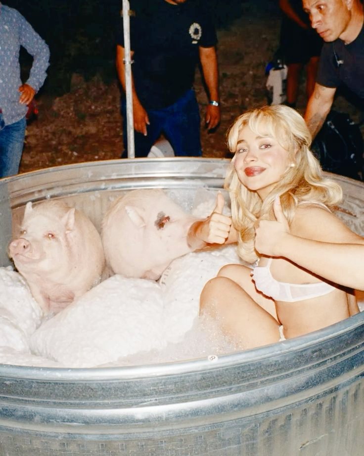 jnpolloxk's tweet image. "I saw Rolling Stones video clip, starred by 𝗞𝗿𝗶𝘀𝘁𝗲𝗻 𝗦𝘁𝗲𝘄𝗮𝗿𝘁 and I was like 'we should have a video about a woman who does things independently' then I met Cindy. I never met a blonde girl who doesn't need men as much as her."

Joan Dalí about the music video.