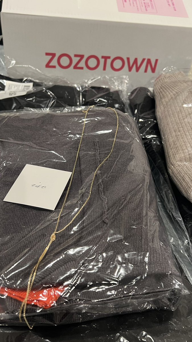 SEN_RIN's tweet photo. 白い箱で届いたー！！
5着＋ネックレス♪
頑張ってる自分へのご褒美に…

#ZOZOSALE箱CP https://t.co/JK602xGTiP