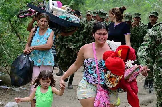 SoyVahos's tweet photo. ¿Se acuerdan cuando en 2015 el dictador Nicolás Maduro expulsó de la manera más humillante a 7.000 colombianos inocentes, la inmensa mayoría de ellos desplazados por la violencia?

Que Iván Cepeda no nos pida empatía por el dictador chavista que acaba de caer. https://t.co/F8mfaQt17s